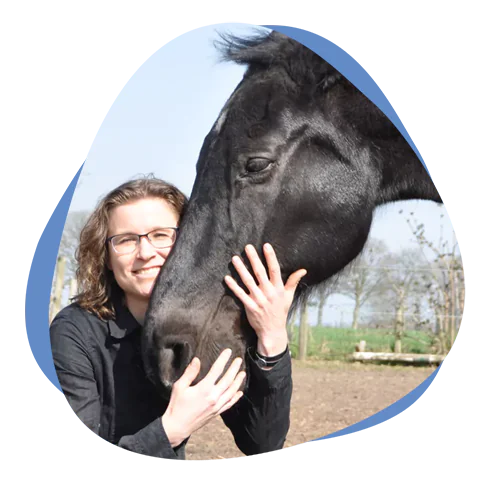 Mitarbeiterin mit Pferd im Arm Die Kleintierklinik Wasbek zu Besuch