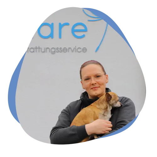 Eine Mitarbeiterin von Cremare mit Hund auf dem Arm