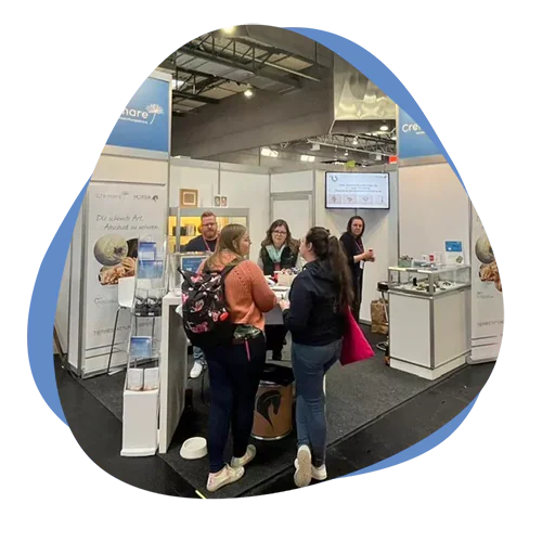 Besucher am Cremare Stand auf der Deutschen VET Messe