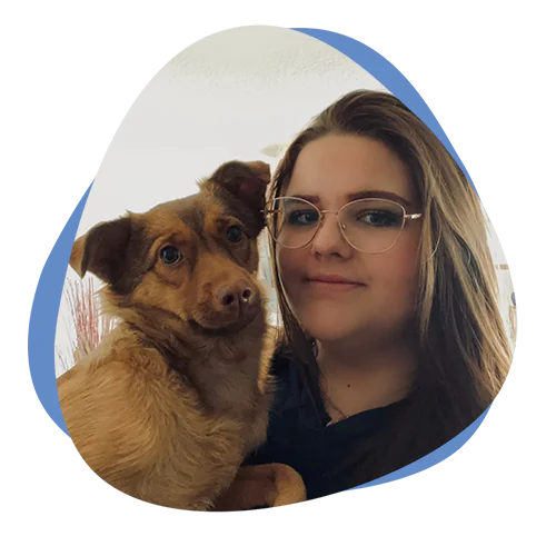 Frau mit Hund auf dem Arm