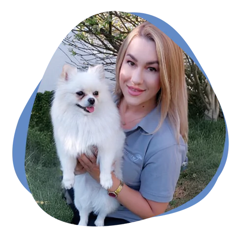 Junge Frau mit einem Hund auf dem Arm