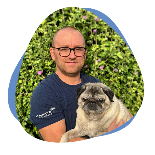 Mann mit seinem Hund auf dem Arm