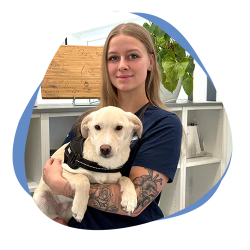 Eine Frau hat Ihren Hund auf dem Arm