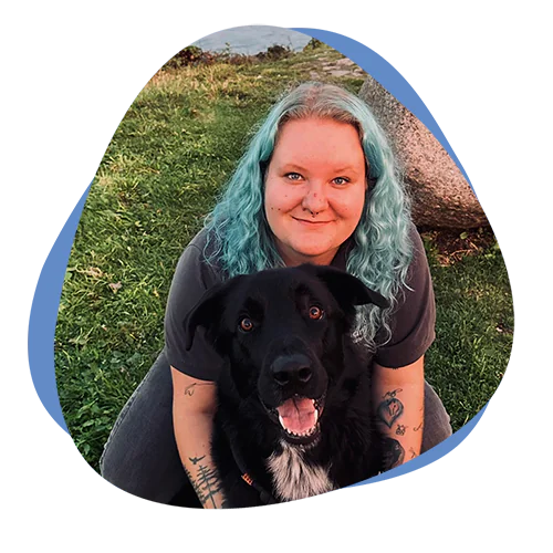 Frau mit blauem Haar und Hund