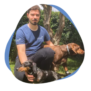 Junger Mann mit zwei Hunden