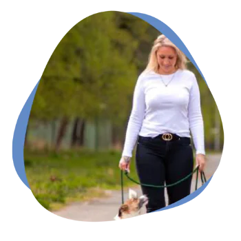 Frau mit blonden Haaren und Hund