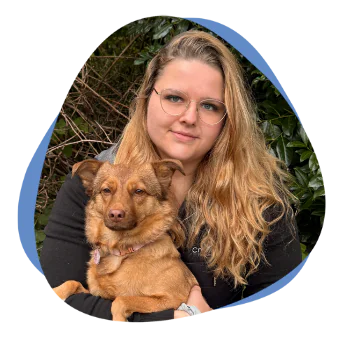 Frau mit Hund auf dem Arm