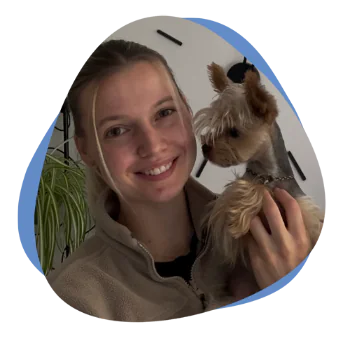 Junge Frau hat ihren Hund auf dem Arm