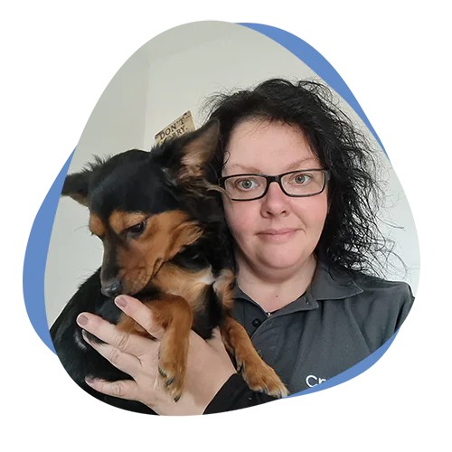 Frau hält ihren Hund auf dem Arm