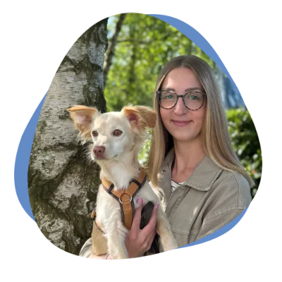 Junge Frau mit Brille und Hund