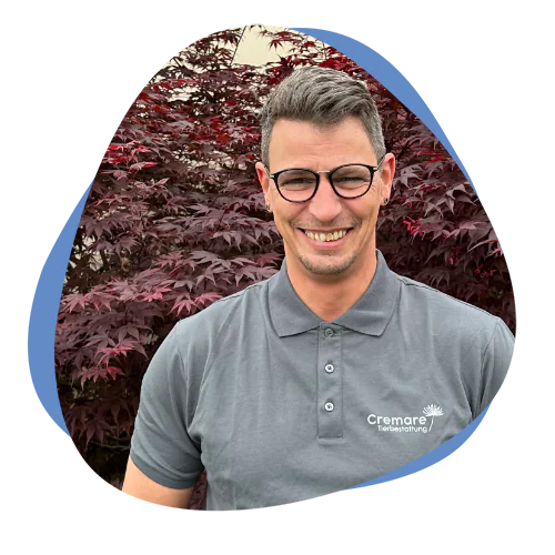 Mann mit Brille und grauem Poloshirt