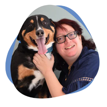 Frau mit Brille und ihrem Hunde