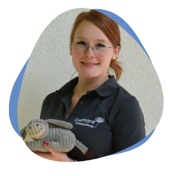 Junge Frau mit roten Haaren und Brille
