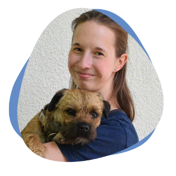 Junge Frau mit ihrem Hund auf dem Arm
