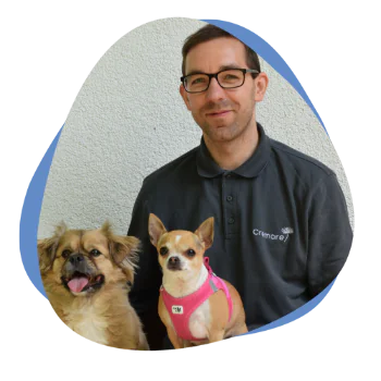 Mann mit Brille und zwei Hunden