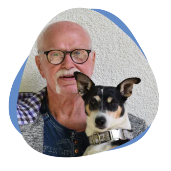Mann mit Brille und einem Hund